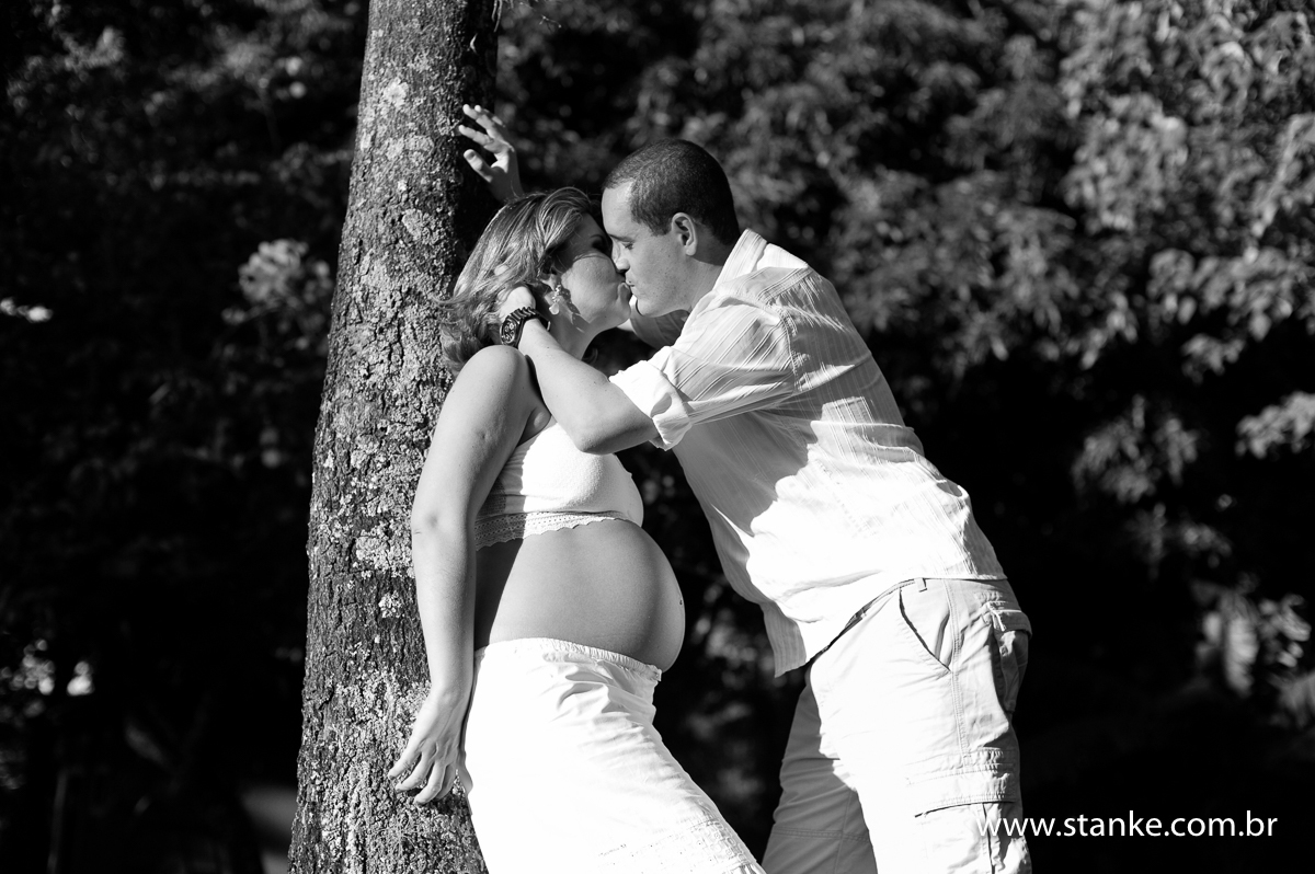Adriana e Leandro, mãe encantada na árvore e pai beijando, ensaio gestante, Parque Itanhangá,  Campo Grande-MS