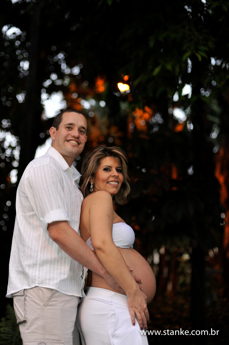 Adriana e Leandro, casal sorrindo, ensaio gestante, Parque Itanhangá,  Campo Grande-MS