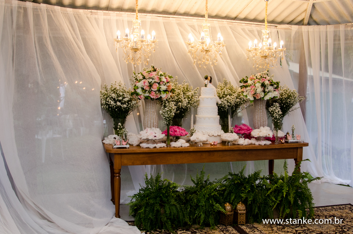 Mesa do bolo, casamento de Michele e Edimar, realizado no Recanto do Sabiá, em Campo Grande-MS