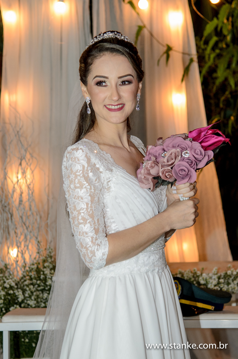 Noiva e buque, casamento de Michele e Edimar, realizado no Recanto do Sabiá, em Campo Grande-MS