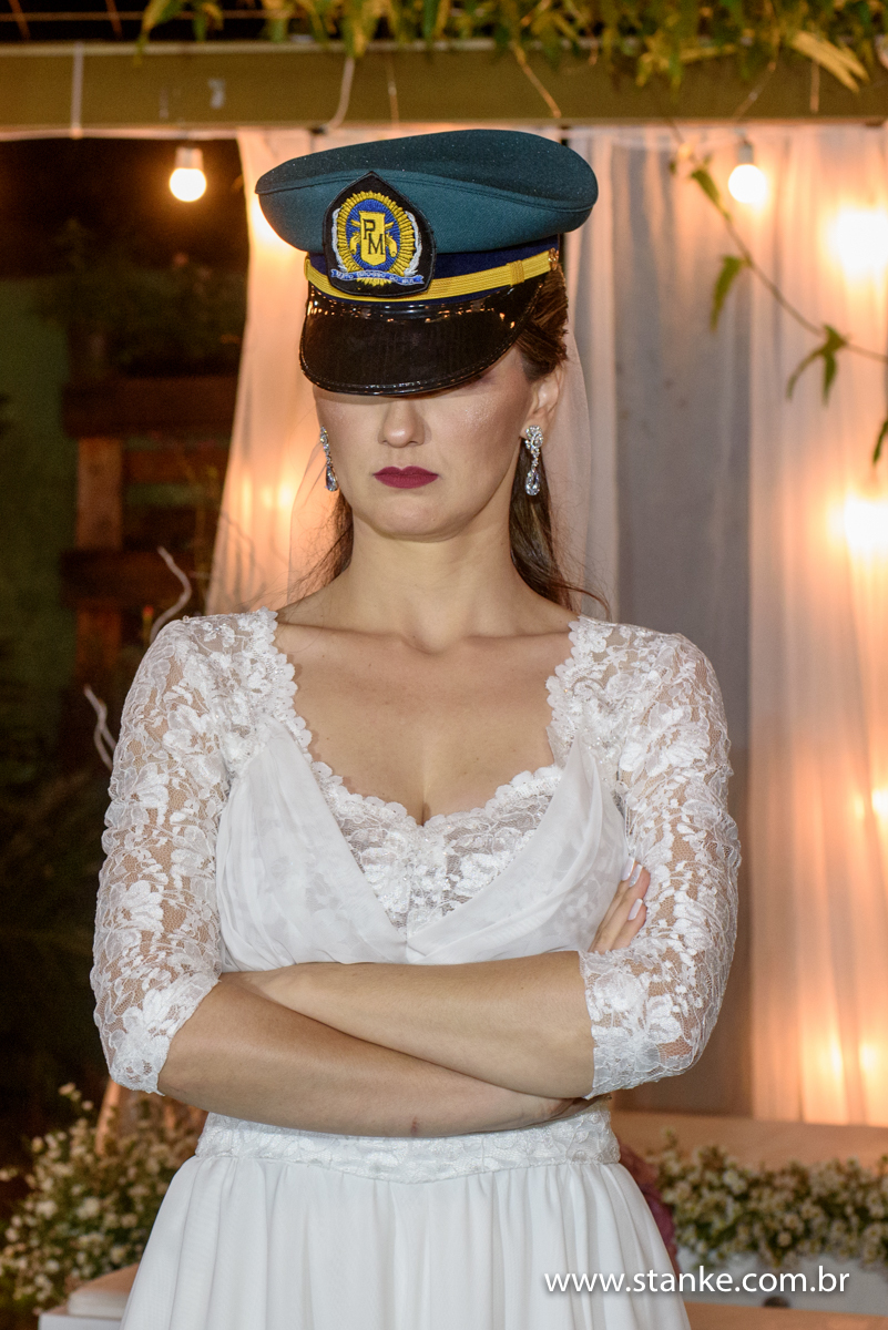 Noiva com cap, casamento de Michele e Edimar, realizado no Recanto do Sabiá, em Campo Grande-MS