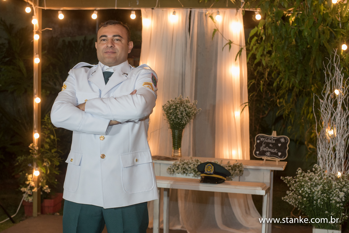 Noivo de farda, casamento de Michele e Edimar, realizado no Recanto do Sabiá, em Campo Grande-MS