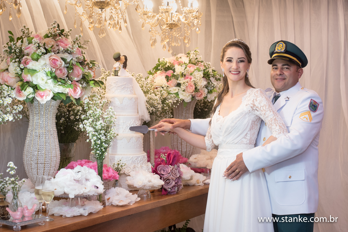 Noivos cortando o bolo, casamento de Michele e Edimar, realizado no Recanto do Sabiá, em Campo Grande-MS