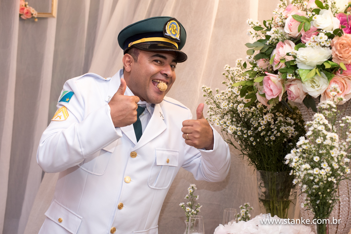 Noivo comendo docinhos, casamento de Michele e Edimar, realizado no Recanto do Sabiá, em Campo Grande-MS