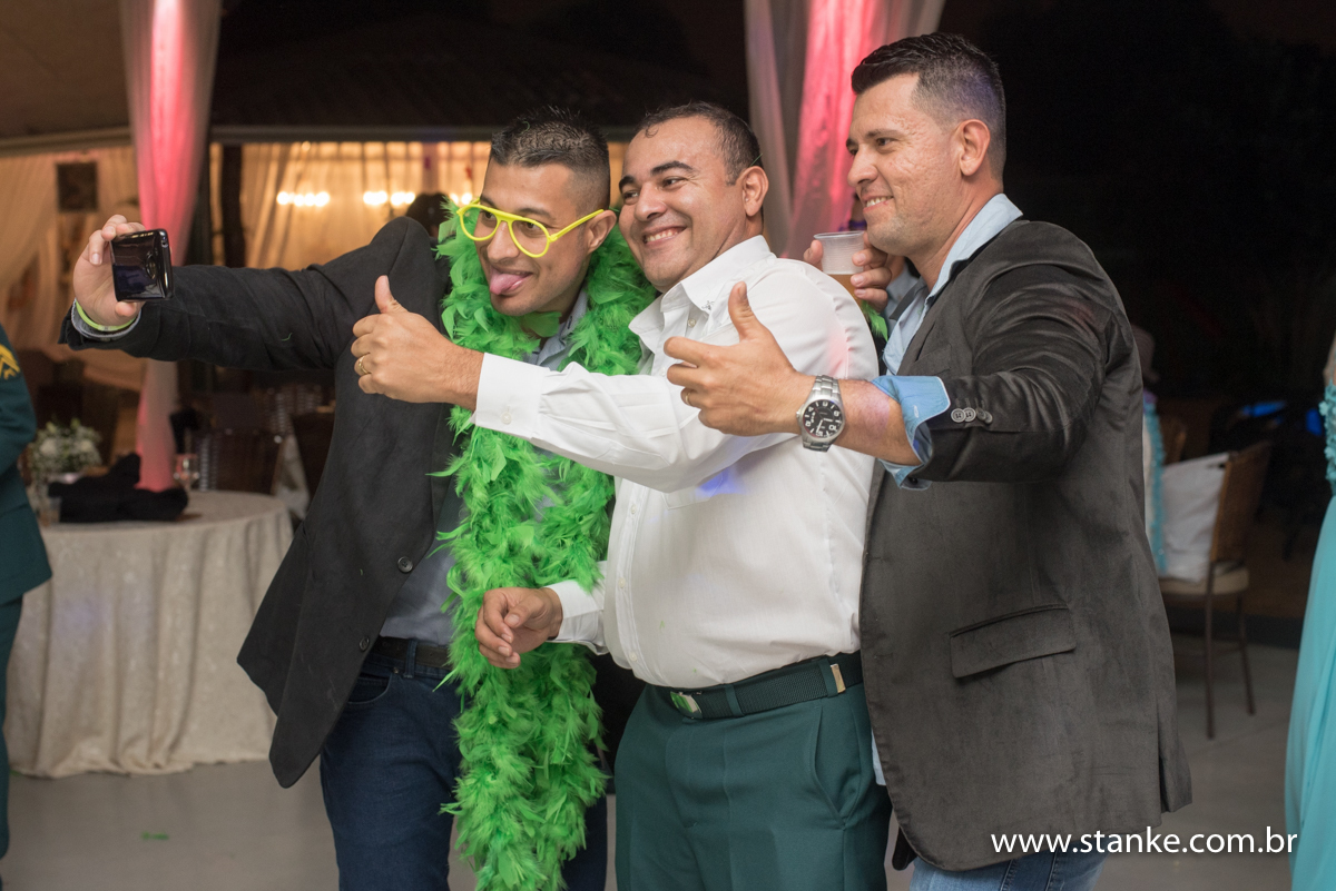 Noivo posando para self, casamento de Michele e Edimar, realizado no Recanto do Sabiá, em Campo Grande-MS