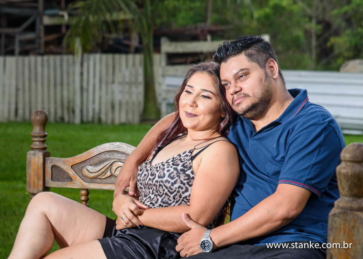 Noivos sentados no banco, ensaio pré-casamento, de Priscila e Hélio, realizado no Kahala Beach, Campo Grande-MS.