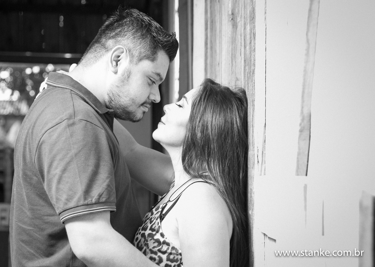 Noiva encostada na parede, ensaio pré-casamento, de Priscila e Hélio, realizado no Kahala Beach, Campo Grande-MS.