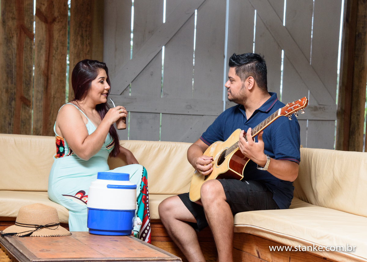 Noivos tomando tereré, ensaio pré-casamento, de Priscila e Hélio, realizado no Kahala Beach, Campo Grande-MS.