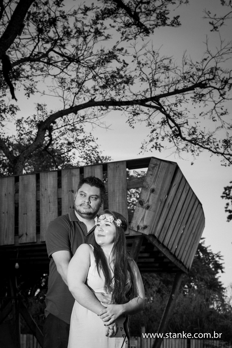 Noivos juntos com deck no fundo, ensaio pré-casamento, de Priscila e Hélio, realizado no Kahala Beach, Campo Grande-MS.