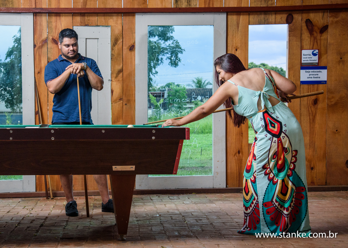 Noivos jogando sinuca, ensaio pré-casamento, de Priscila e Hélio, realizado no Kahala Beach, Campo Grande-MS.