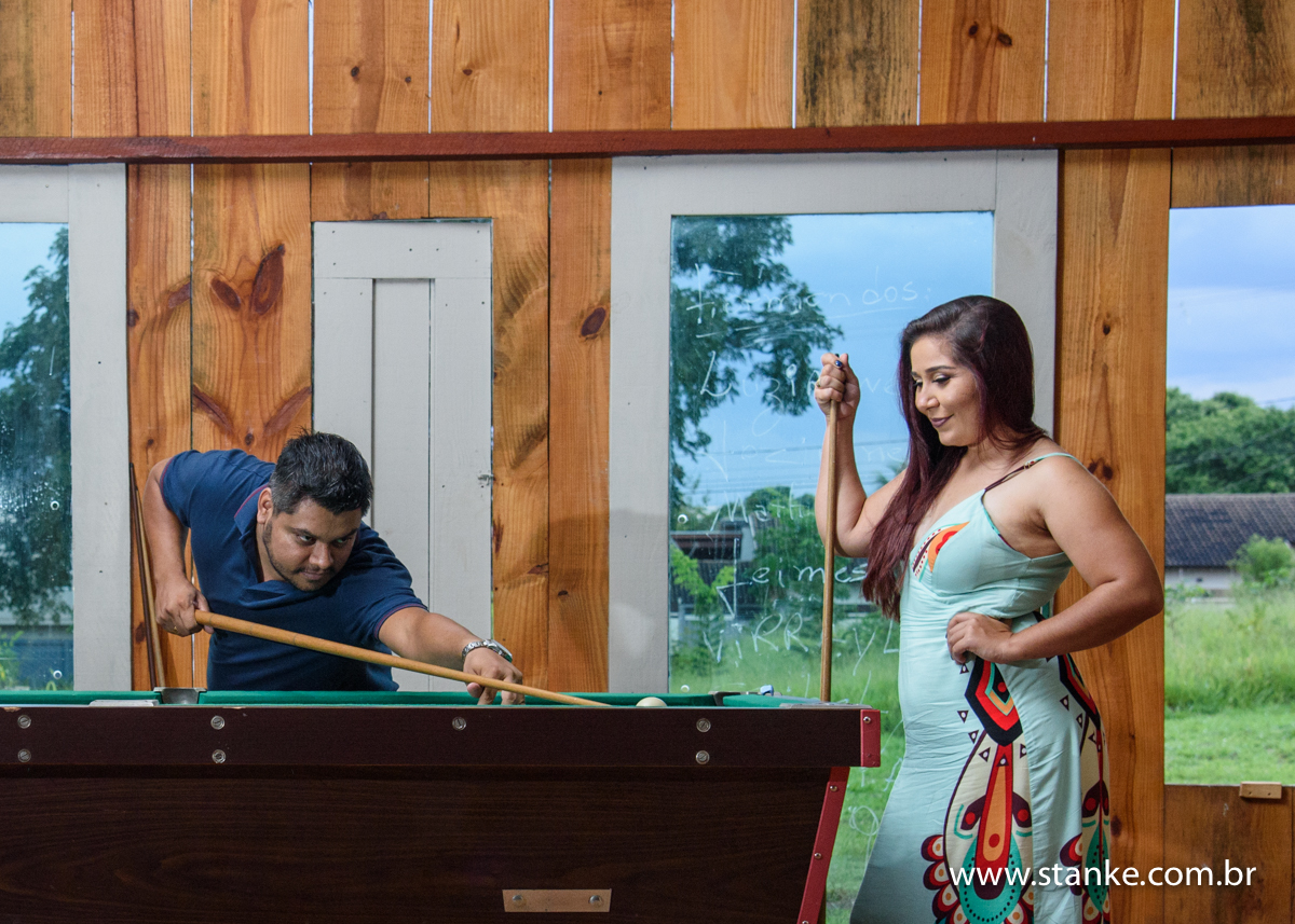 Noivos jogando sinuca no ensaio, ensaio pré-casamento, de Priscila e Hélio, realizado no Kahala Beach, Campo Grande-MS.