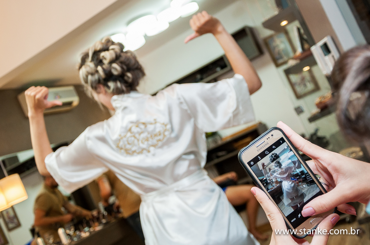 Casamento de Gabriela Sérgio, com roupão da noiva, em Campo Grande-MS