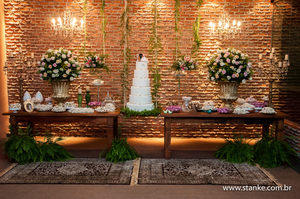 Casamento de Gabriela Sérgio, mesa do bolo, no Open Fest. em Campo Grande-MS