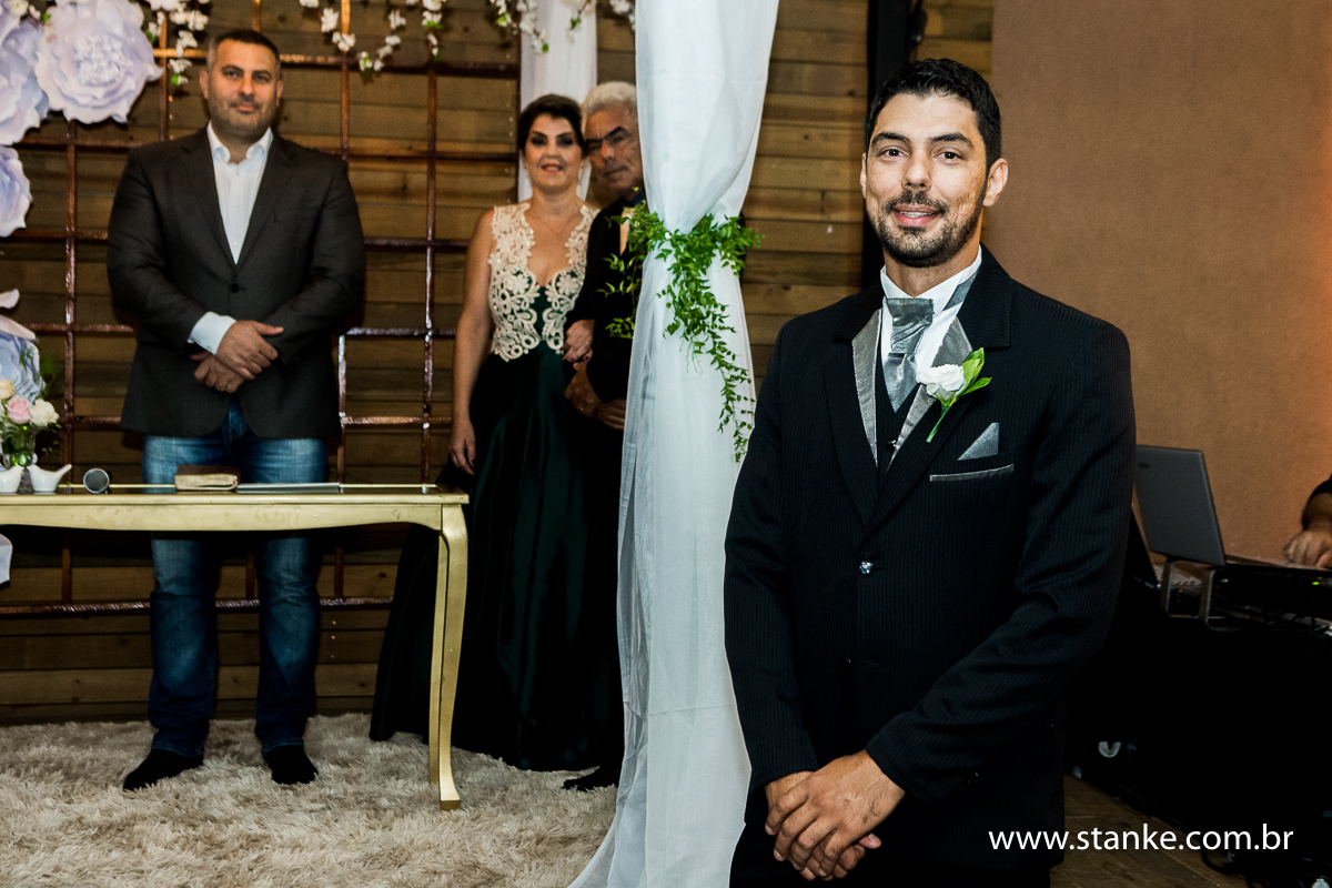 Casamento de Gabriela Sérgio, noivo ã espera da noiva no altar, no Open Fest. em Campo Grande-MS
