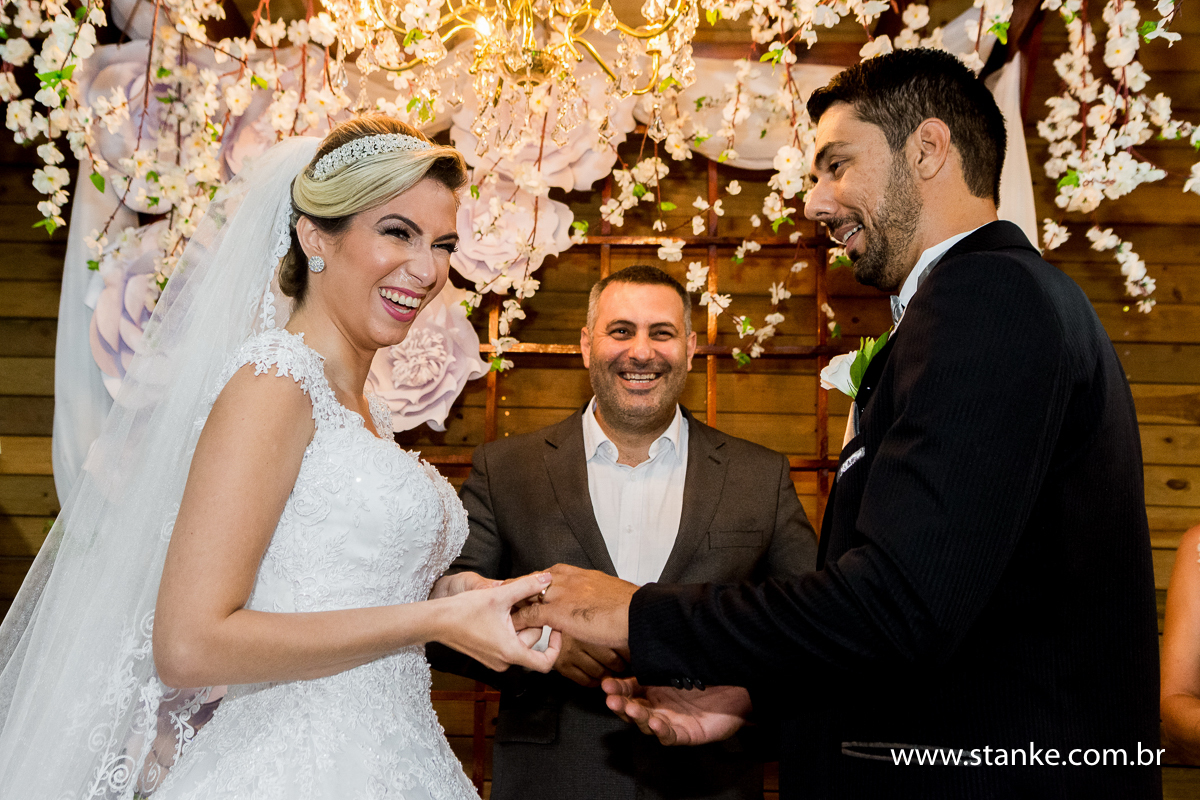 Casamento de Gabriela Sérgio, o lindo sorriso da noiva, no Open Fest. em Campo Grande-MS