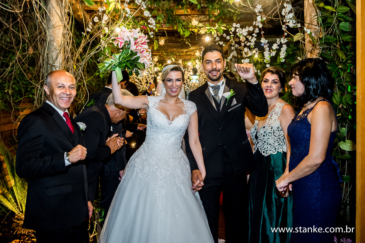Casamento de Gabriela Sérgio, noivos saindo da Cerimônia, no Open Fest. em Campo Grande-MS