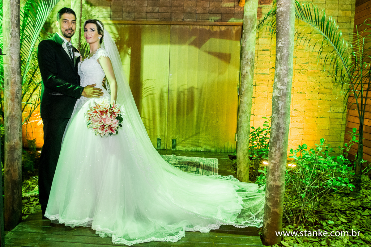 Casamento de Gabriela Sérgio, noivos posando para fotos, no Open Fest. em Campo Grande-MS
