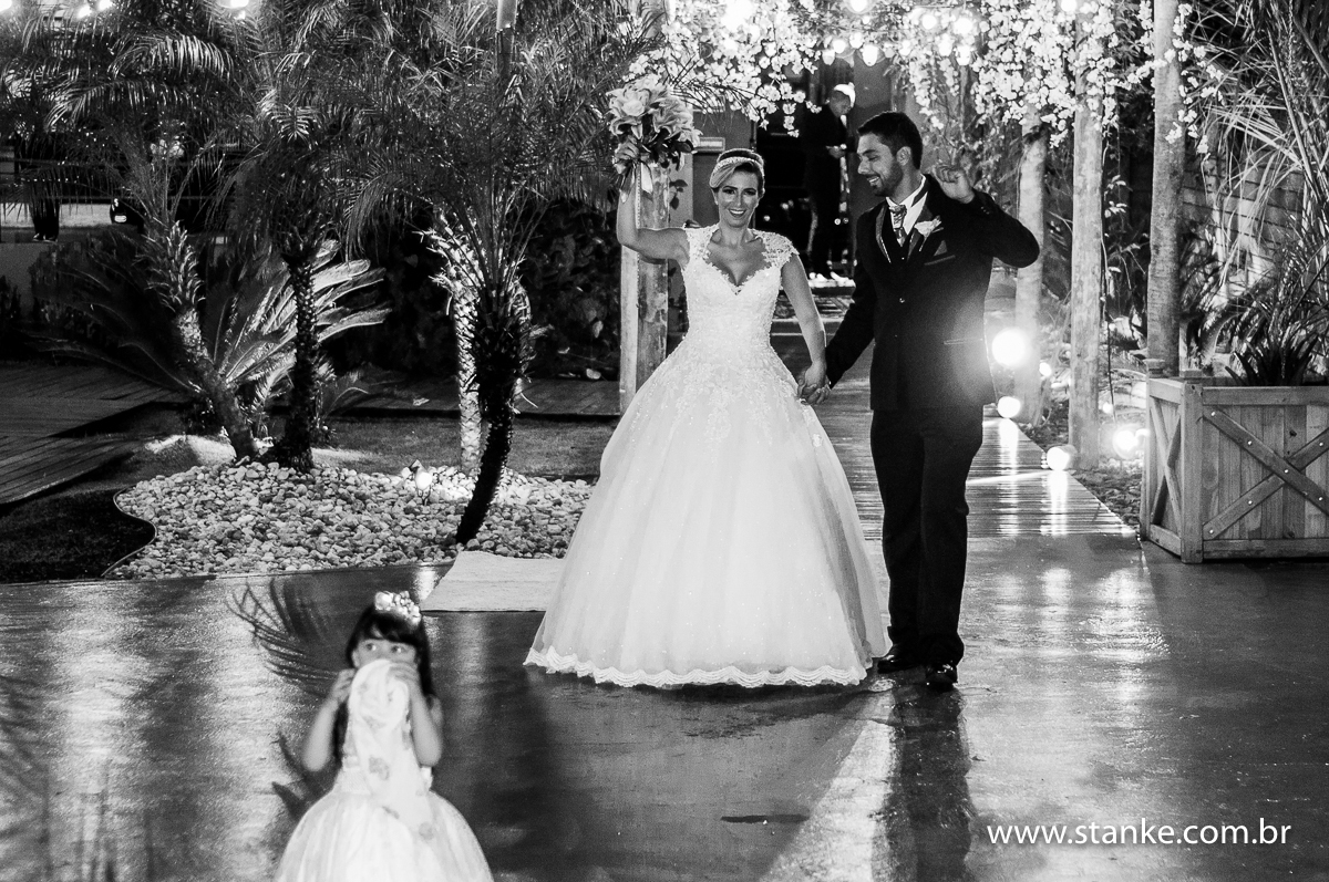 Casamento de Gabriela Sérgio, noivos entrando na festa, no Open Fest. em Campo Grande-MS
