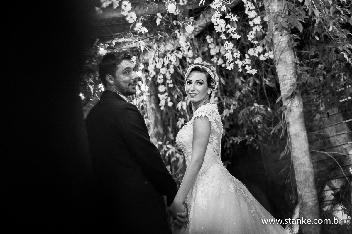 Casamento de Gabriela Sérgio, noivos posando para fotos de lado, no Open Fest. em Campo Grande-MS