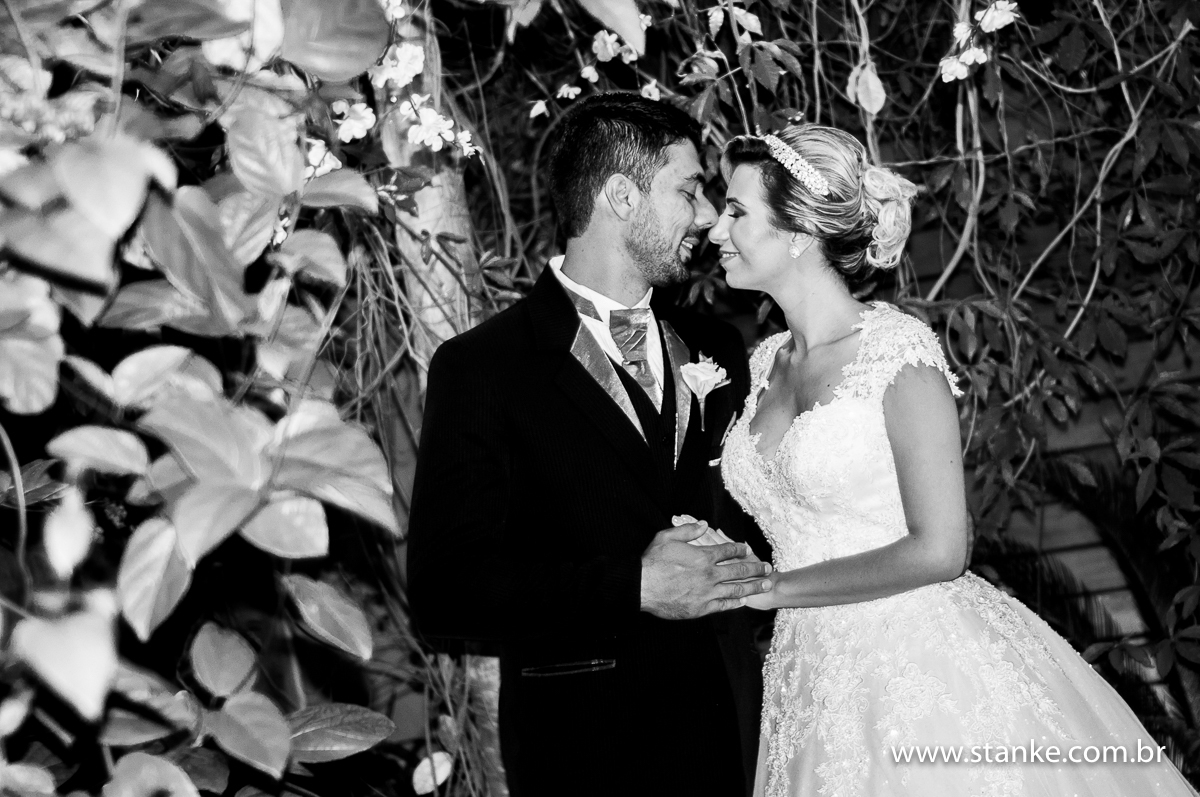 Casamento de Gabriela Sérgio, noivos posando para fotos de nariz coladinho, no Open Fest. em Campo Grande-MS
