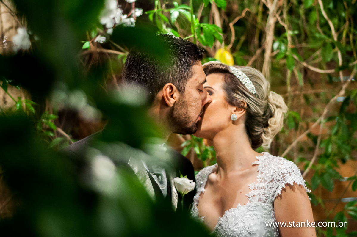 Casamento de Gabriela Sérgio, noivos posando para fotos com beijos, no Open Fest. em Campo Grande-MS