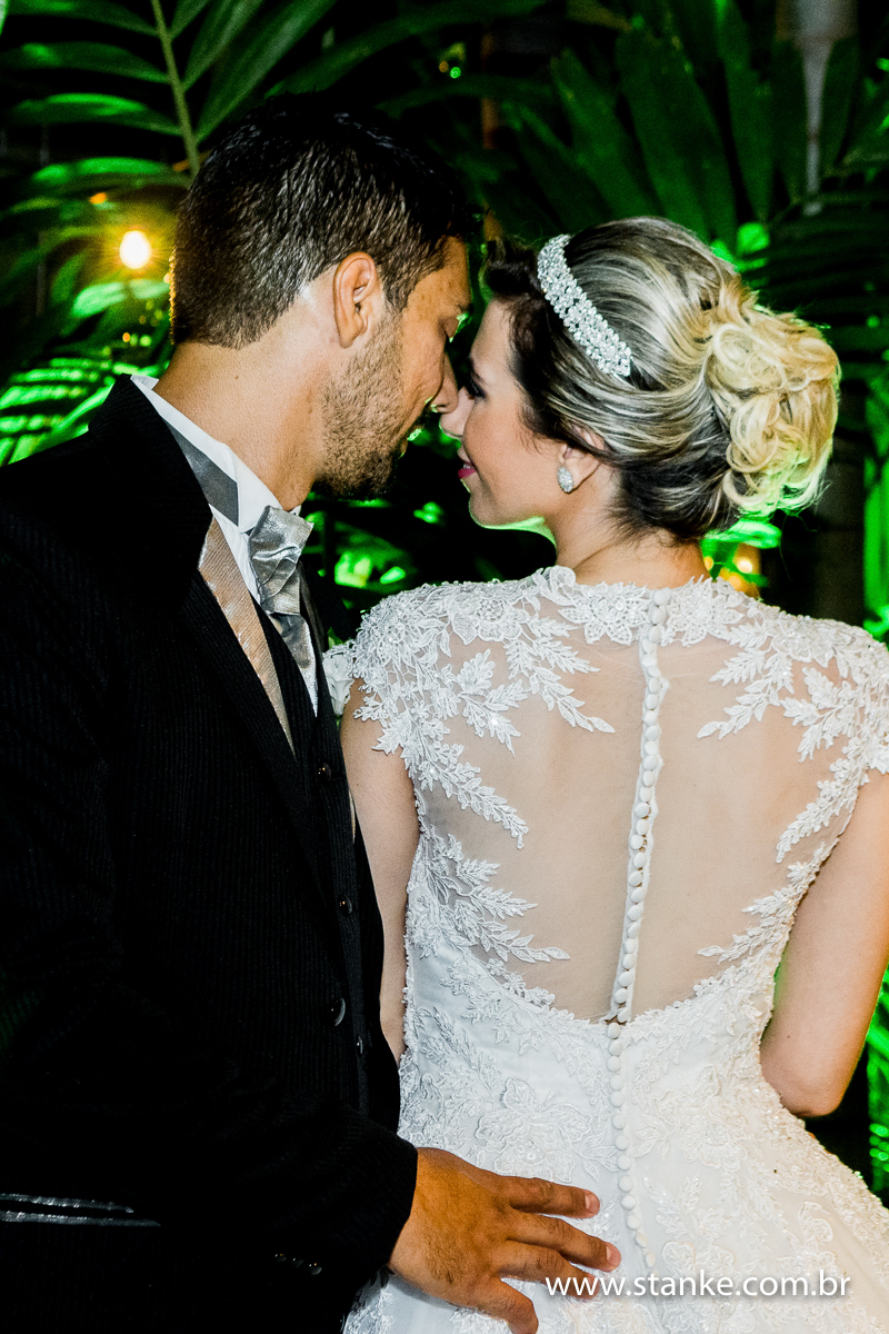 Casamento de Gabriela Sérgio, noivos posando para fotos, noiva de costas, no Open Fest. em Campo Grande-MS