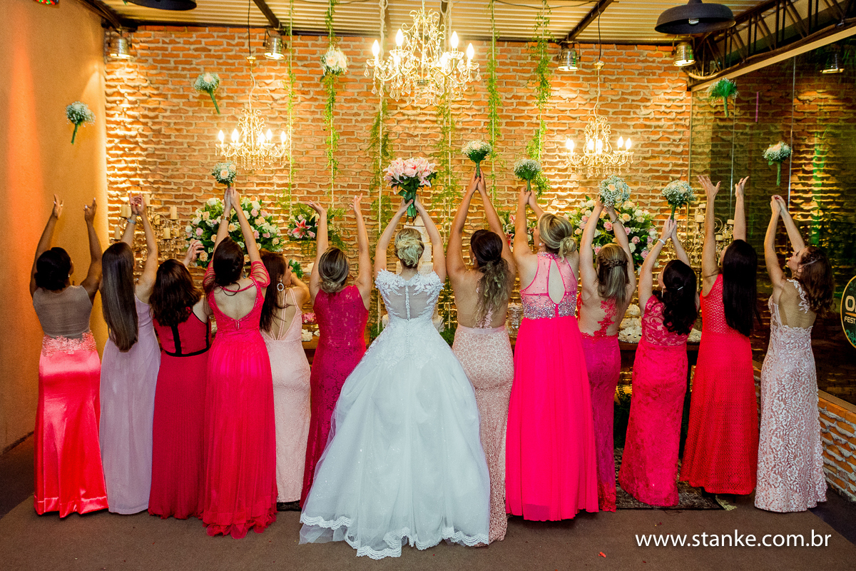 Casamento de Gabriela Sérgio, noiva e as madrinhas com buque, no Open Fest. em Campo Grande-MS
