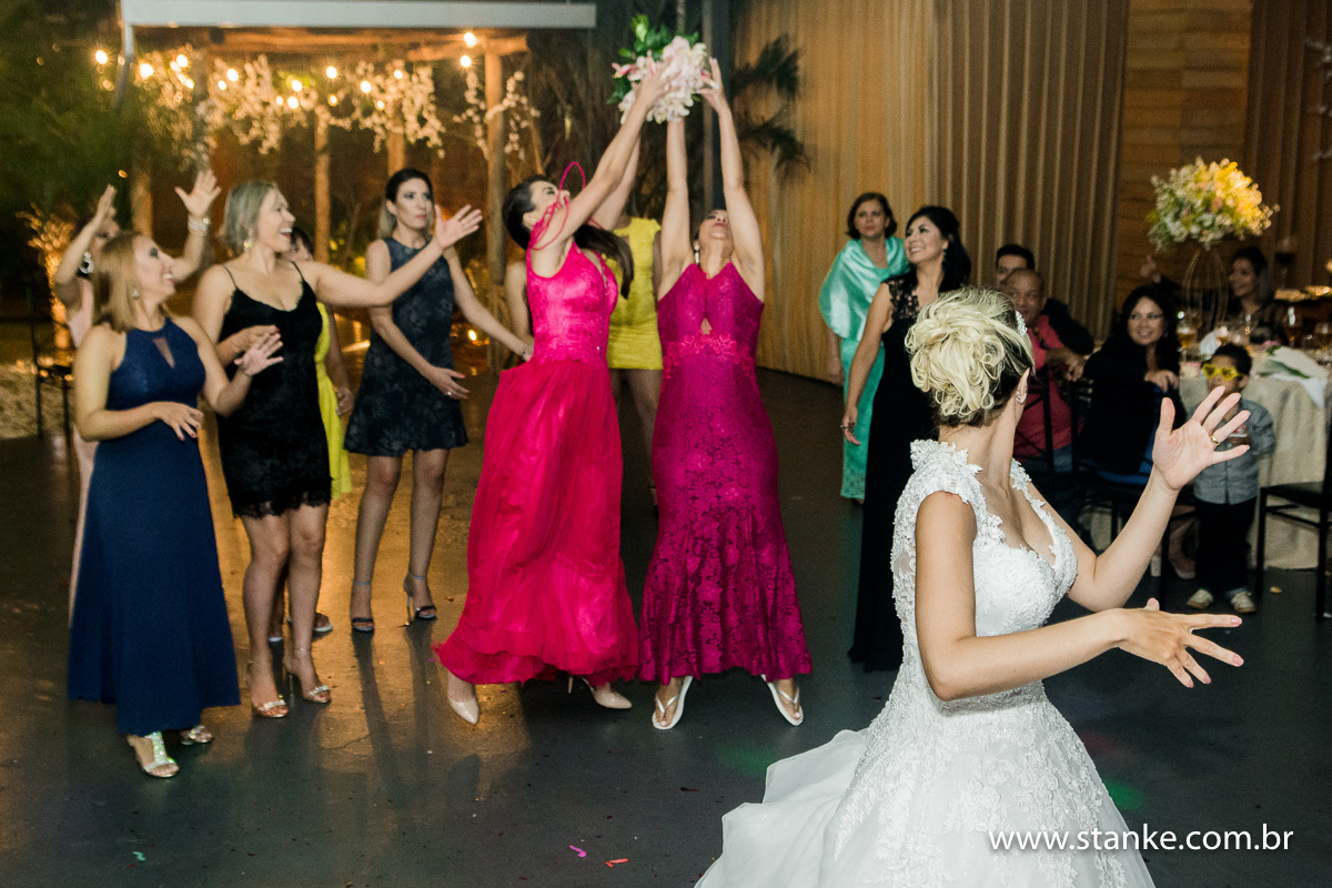 Casamento de Gabriela Sérgio, noiva jogando o buque, no Open Fest. em Campo Grande-MS