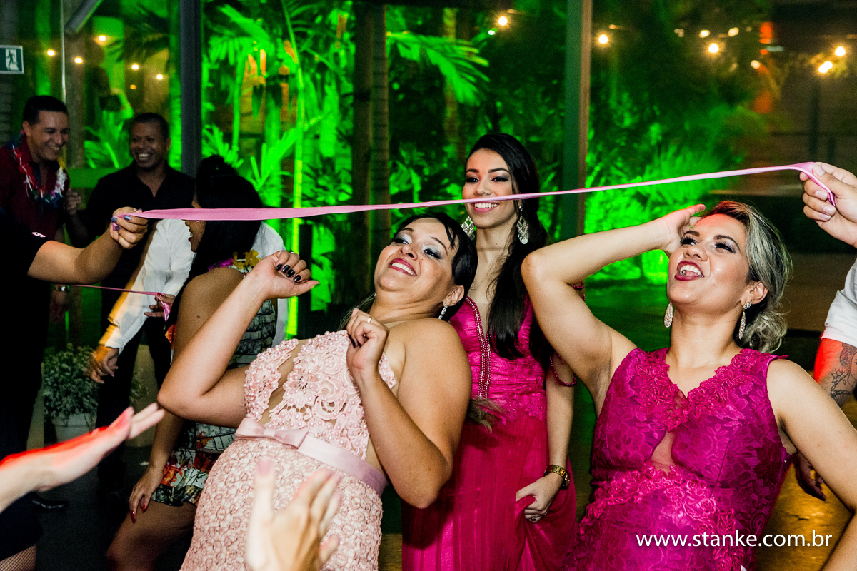 Casamento de Gabriela Sérgio, madrinhas convidados curtindo a festa, no Open Fest. em Campo Grande-MS