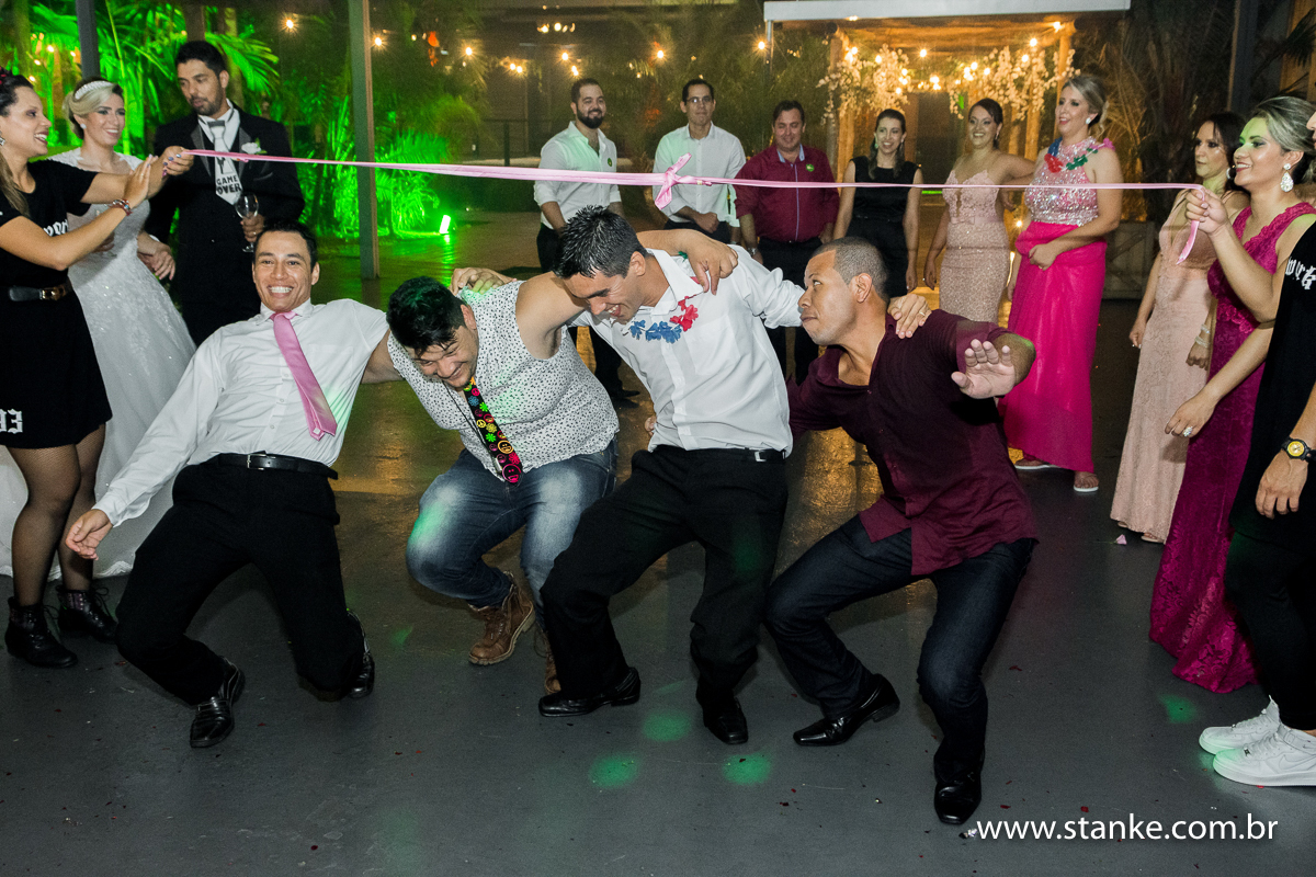 Casamento de Gabriela Sérgio, convidados curtindo a festa, no Open Fest. em Campo Grande-MS