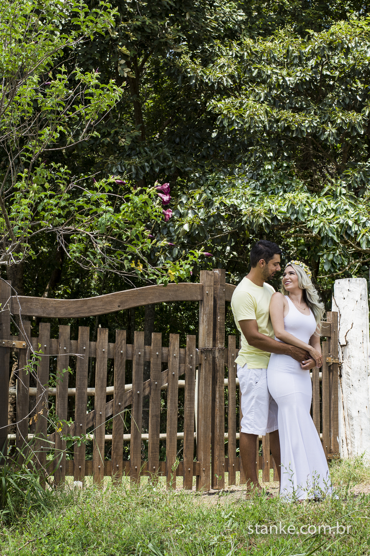 Pre-casamento de Gabi e Sergio, noivos na frente da porteira, a caminho de Rio Negro-MS