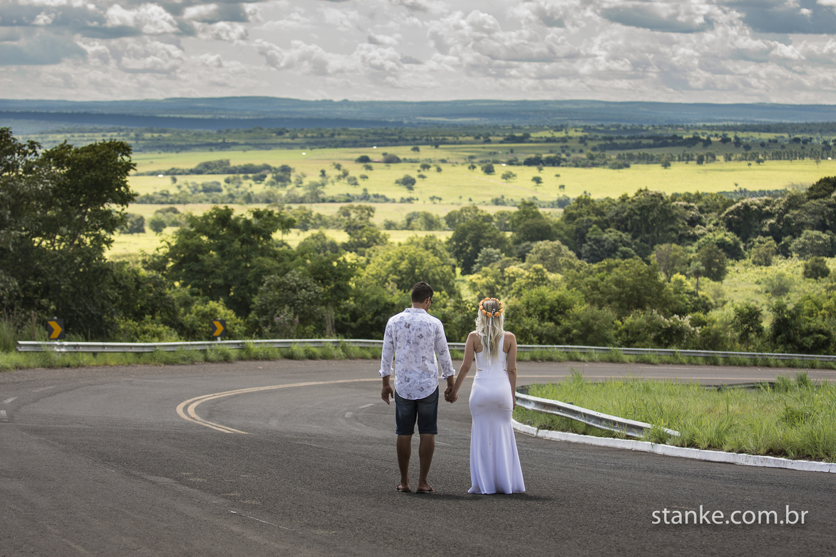 Pre-casamento de Gabi e Sergio, noivos na rodovia, a caminho de Rio Negro-MS
