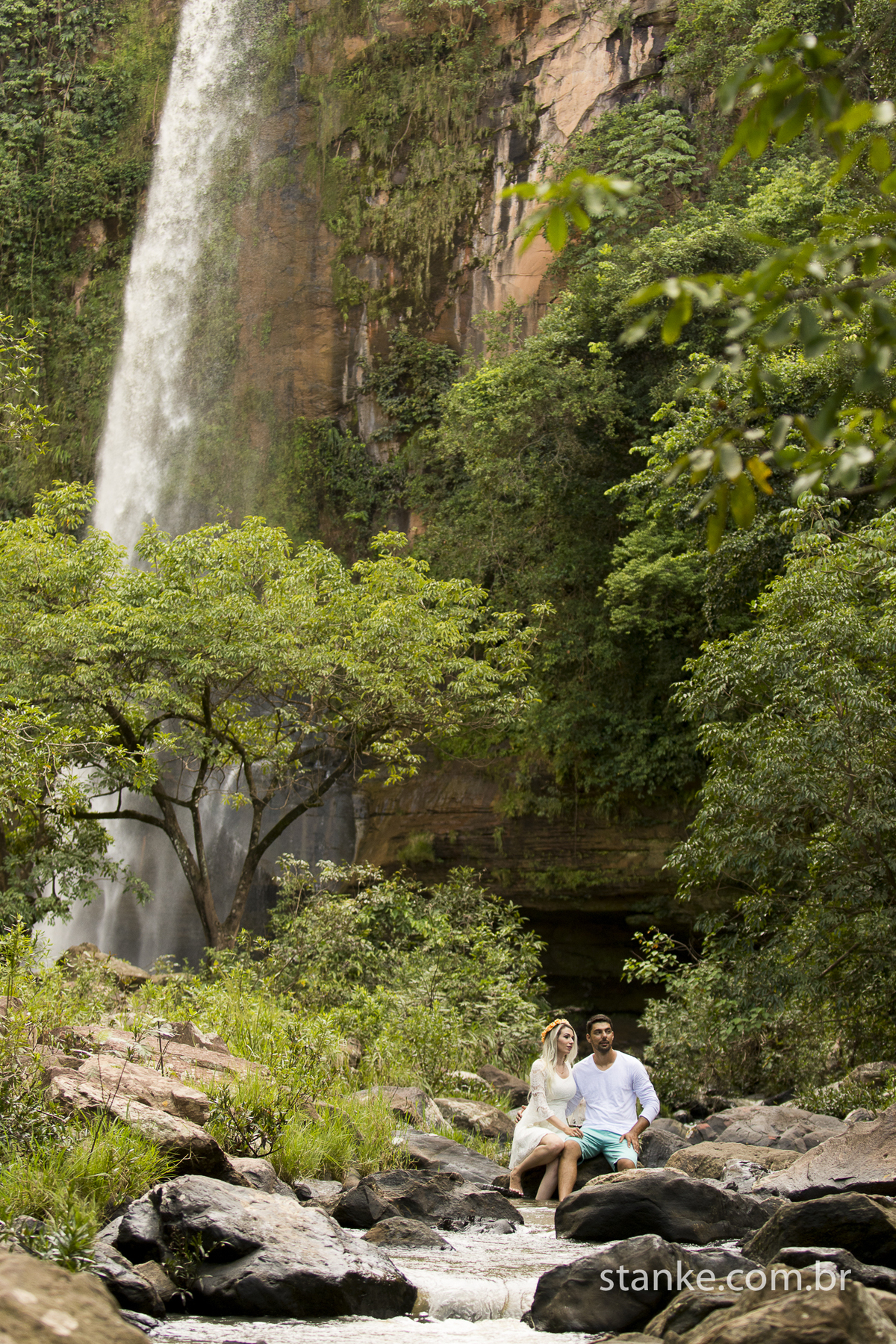 Pre-casamento de Gabi e Sergio, noivos sentados nas pedras longe da cachoeira do Rio Negro-MS