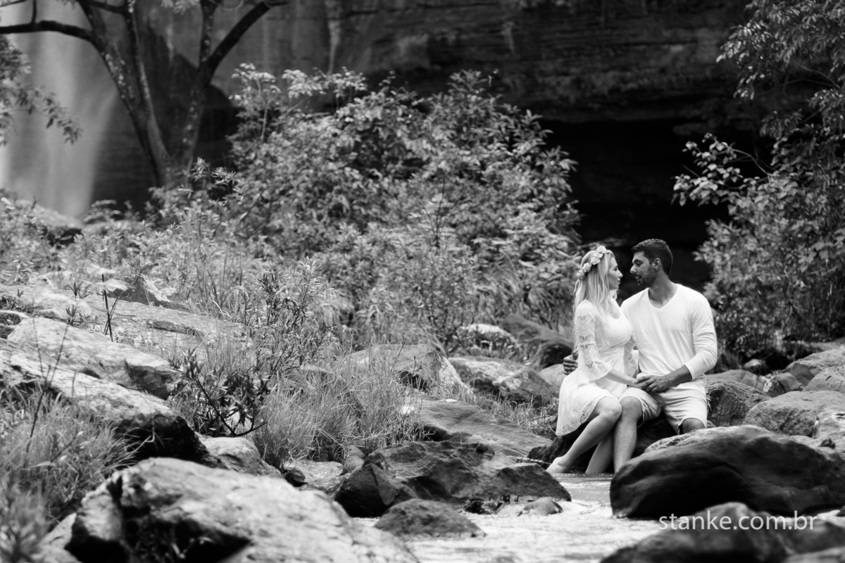 Pre-casamento de Gabi e Sergio, noivos sentados nas pedras e se olhando, cachoeira do Rio Negro-MS