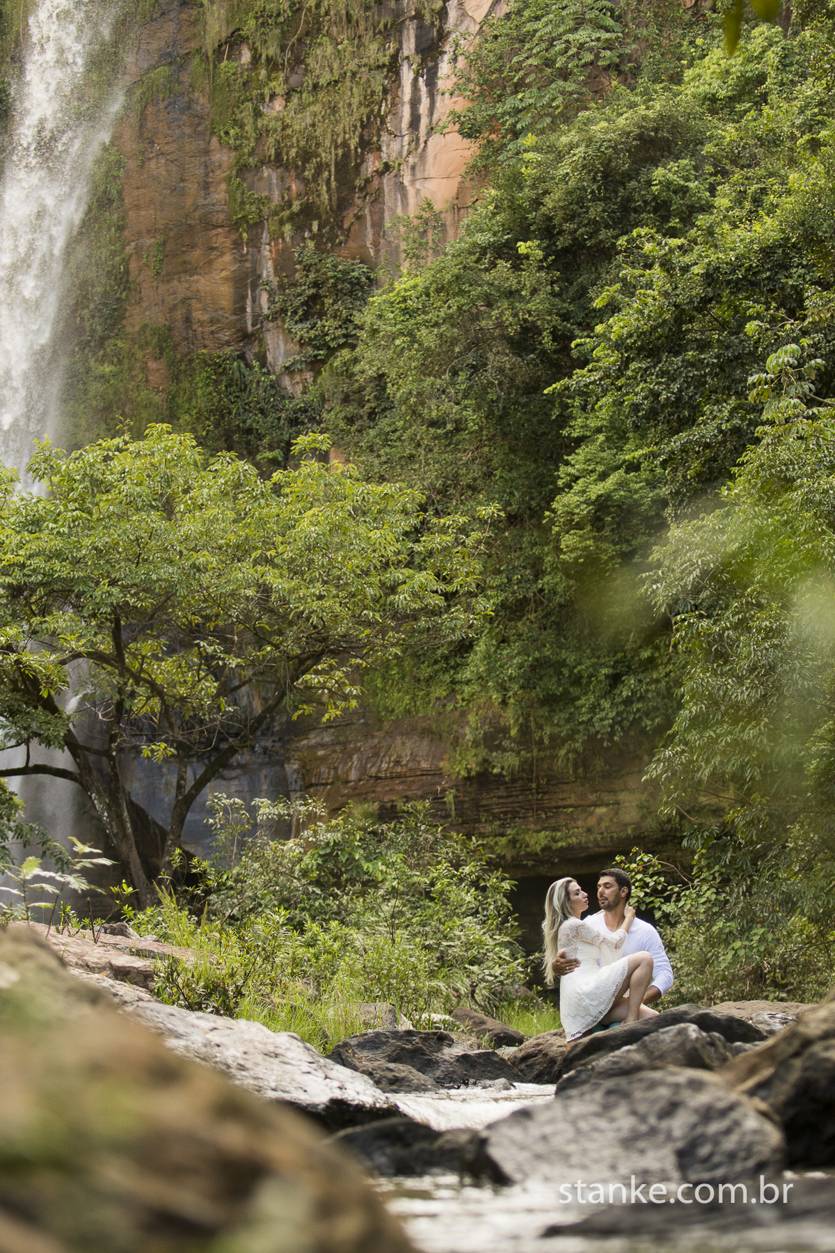 Pre-casamento de Gabi e Sergio, noivos sentados nas pedras, cachoeira do Rio Negro-MS