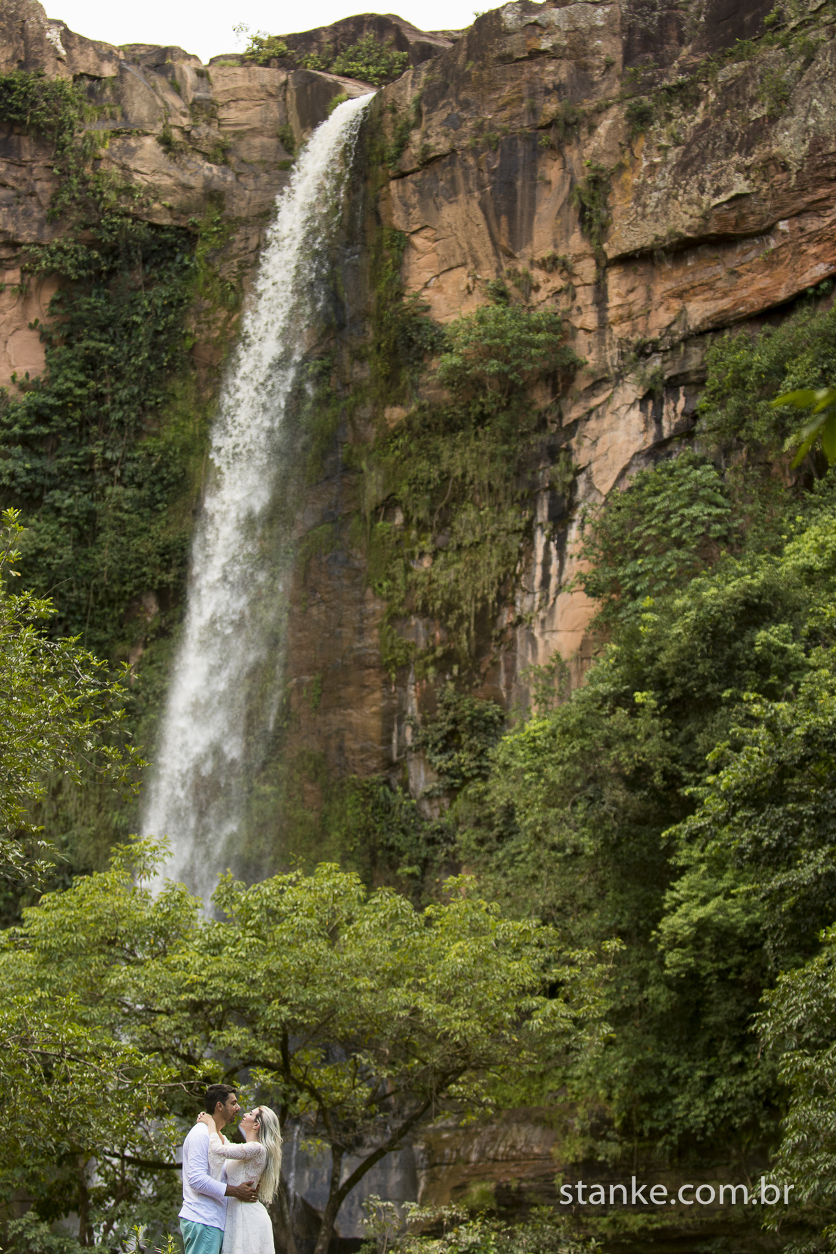 Pre-casamento de Gabi e Sergio, noivos no rumo da cachoeira do Rio Negro-MS