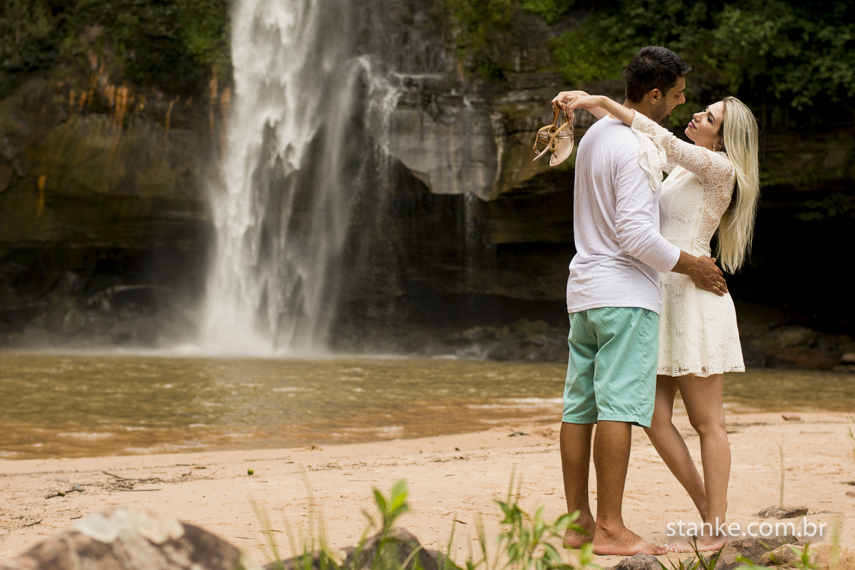 Pre-casamento de Gabi e Sergio, noivos namorando na cachoeira do Rio Negro-MS