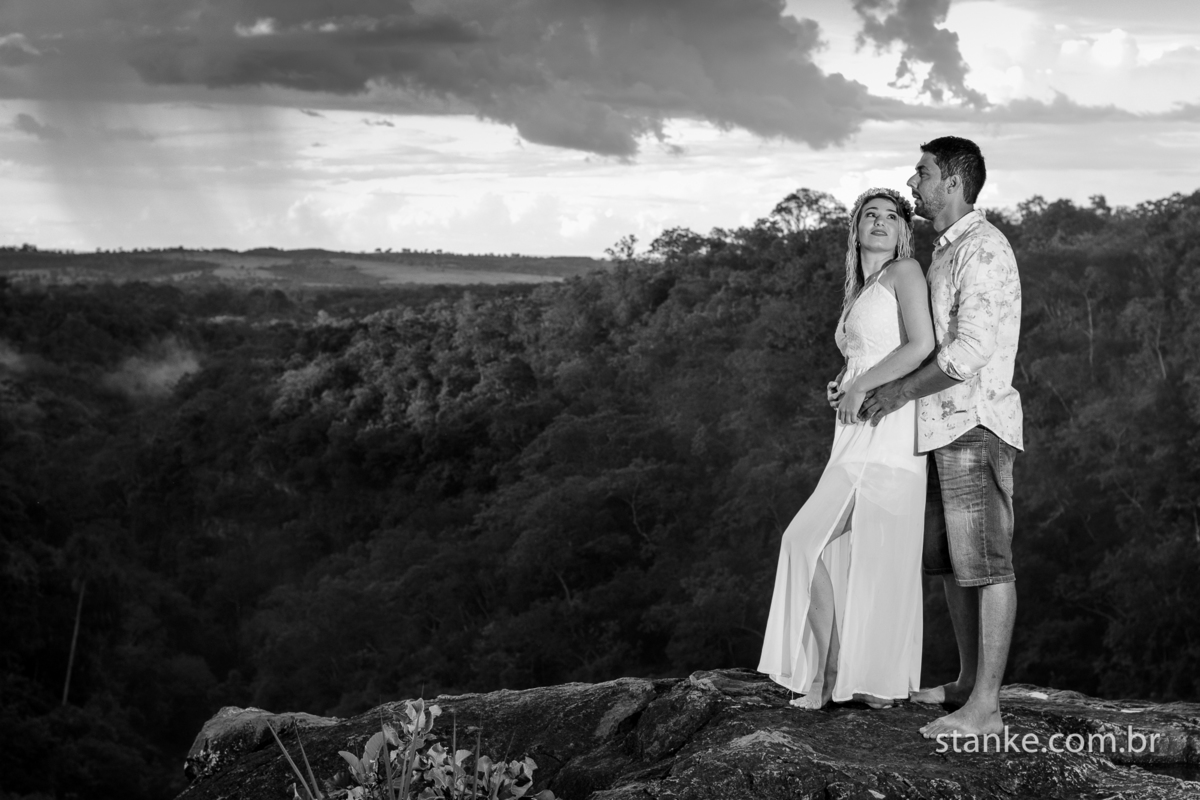 Pre-casamento de Gabi e Sergio, noivos sobre a cachoeira, após a chuva, Rio Negro-MS