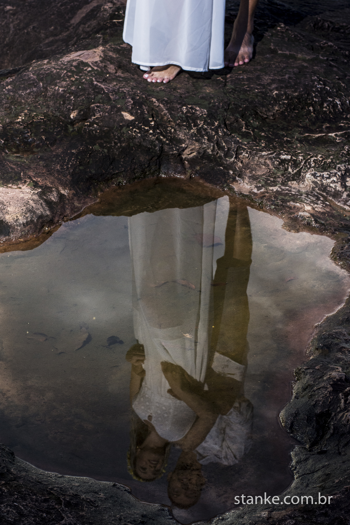 Pre-casamento de Gabi e Sergio, reflexo dos noivos na poca d'água,  cachoeira do Rio Negro-MS