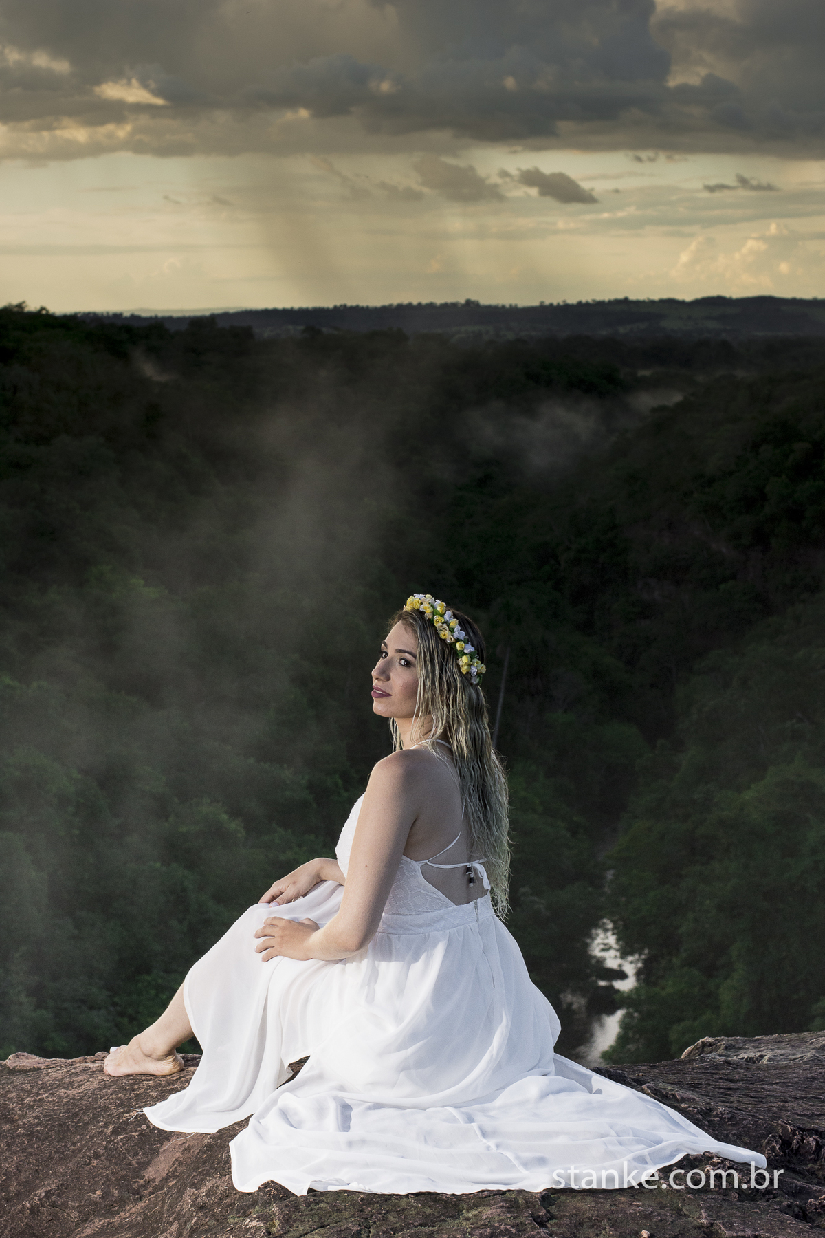 Pre-casamento de Gabi e Sergio, noiva na beirada da cachoeira do Rio Negro-MS