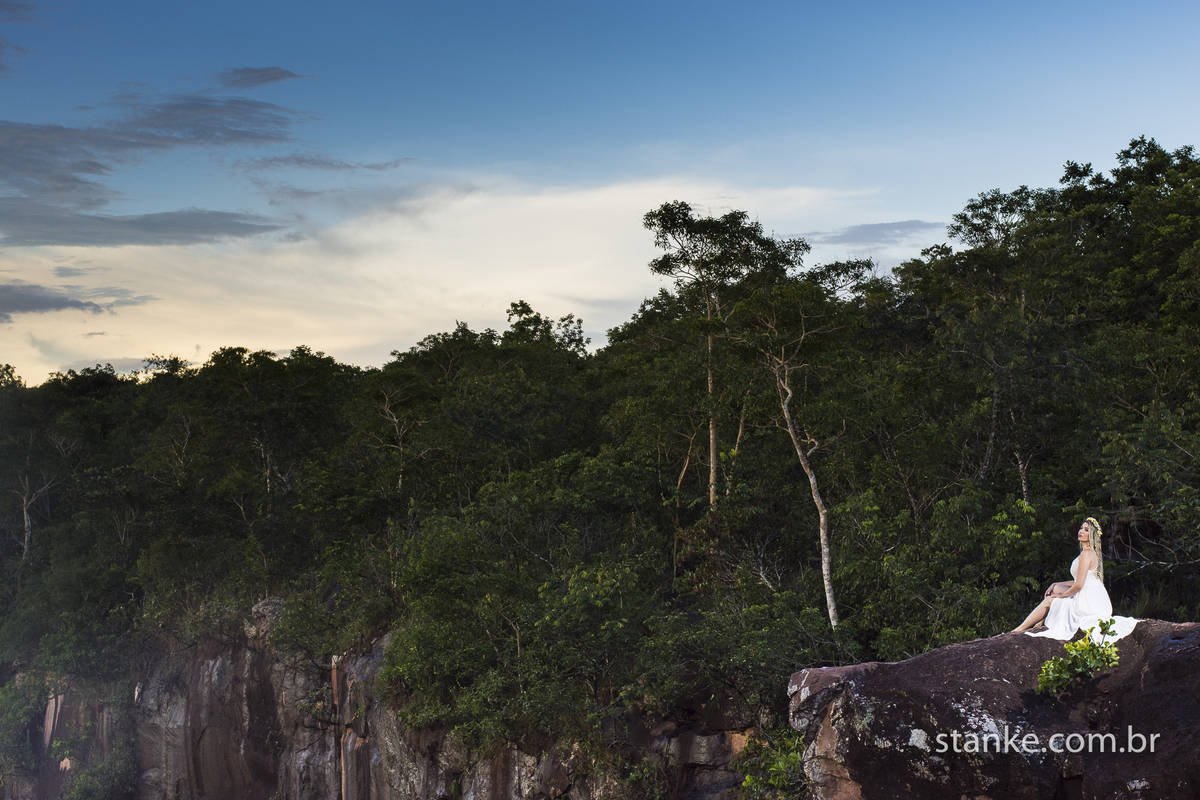 Pre-casamento de Gabi e Sergio, noiva sobre as pedras da cachoeira do Rio Negro-MS