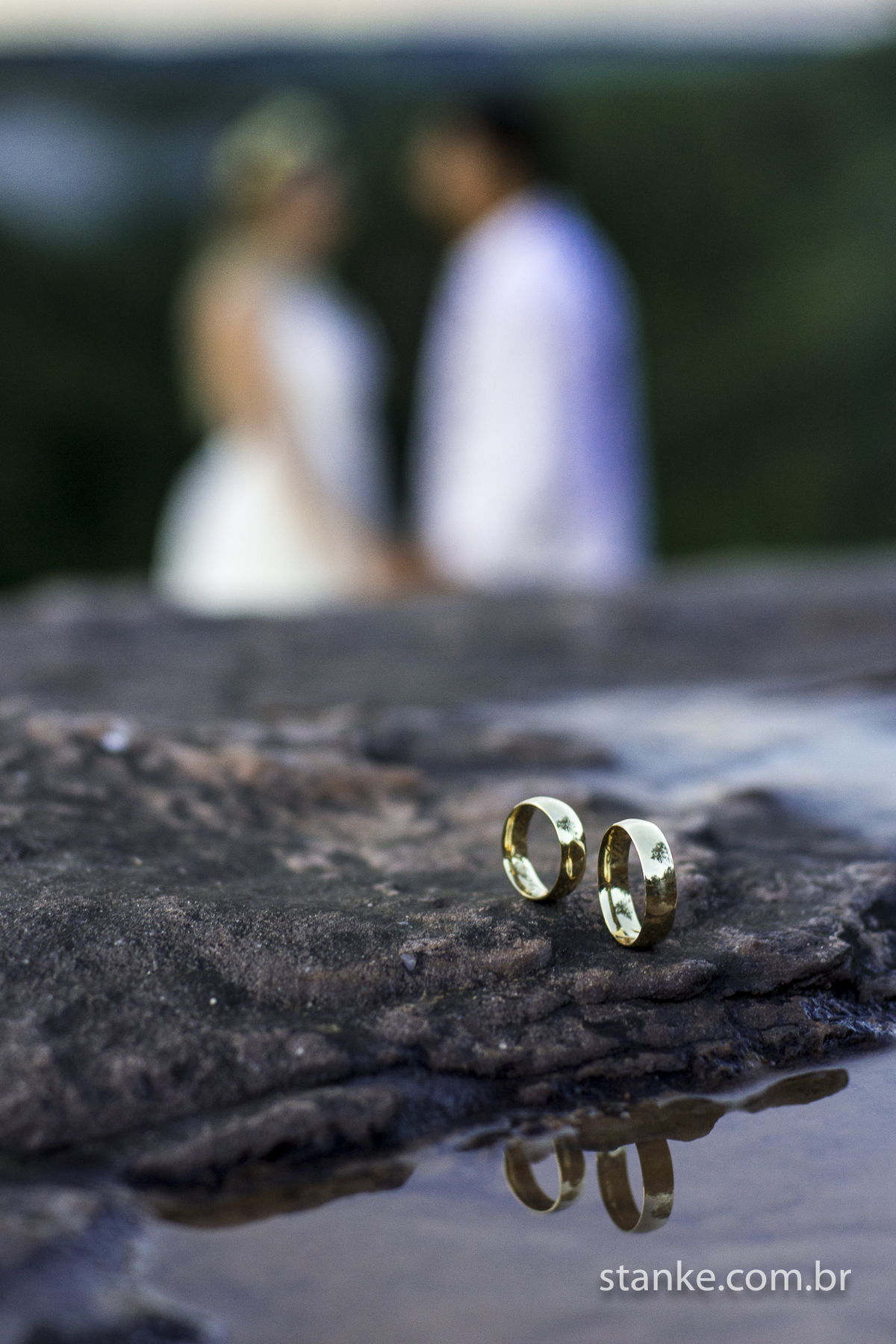 Pre-casamento de Gabi e Sergio, noivos no fundo das alianças, na cachoeira do Rio Negro-MS