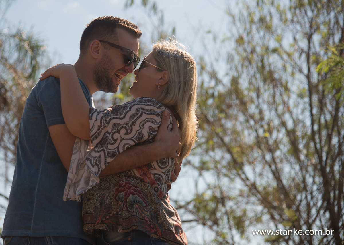 Os noivos abraçados, sorrindo e de frente um para outro. Em Terenos-MS