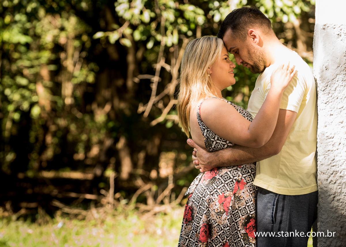 Noivos de testa colada e  abraçados encontrados nas paredes da estação de trens, na estação de Piraputanga. Em Piraputanga-MS