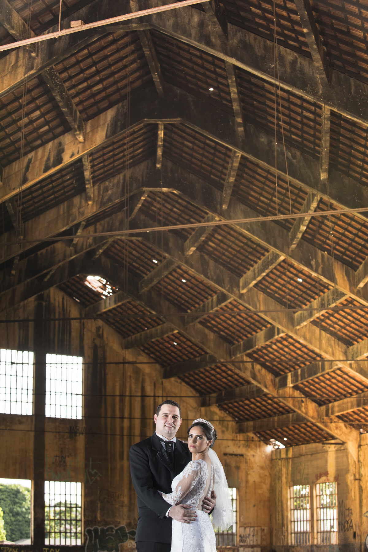 Foto de meio corpo dos noivos dentro da rotunda valorizando o telhado em ruínas da rotunda. Ensaio realizado na Rotunda em Campo Grande-MS, Fotos feitas por Pedro Stanke.