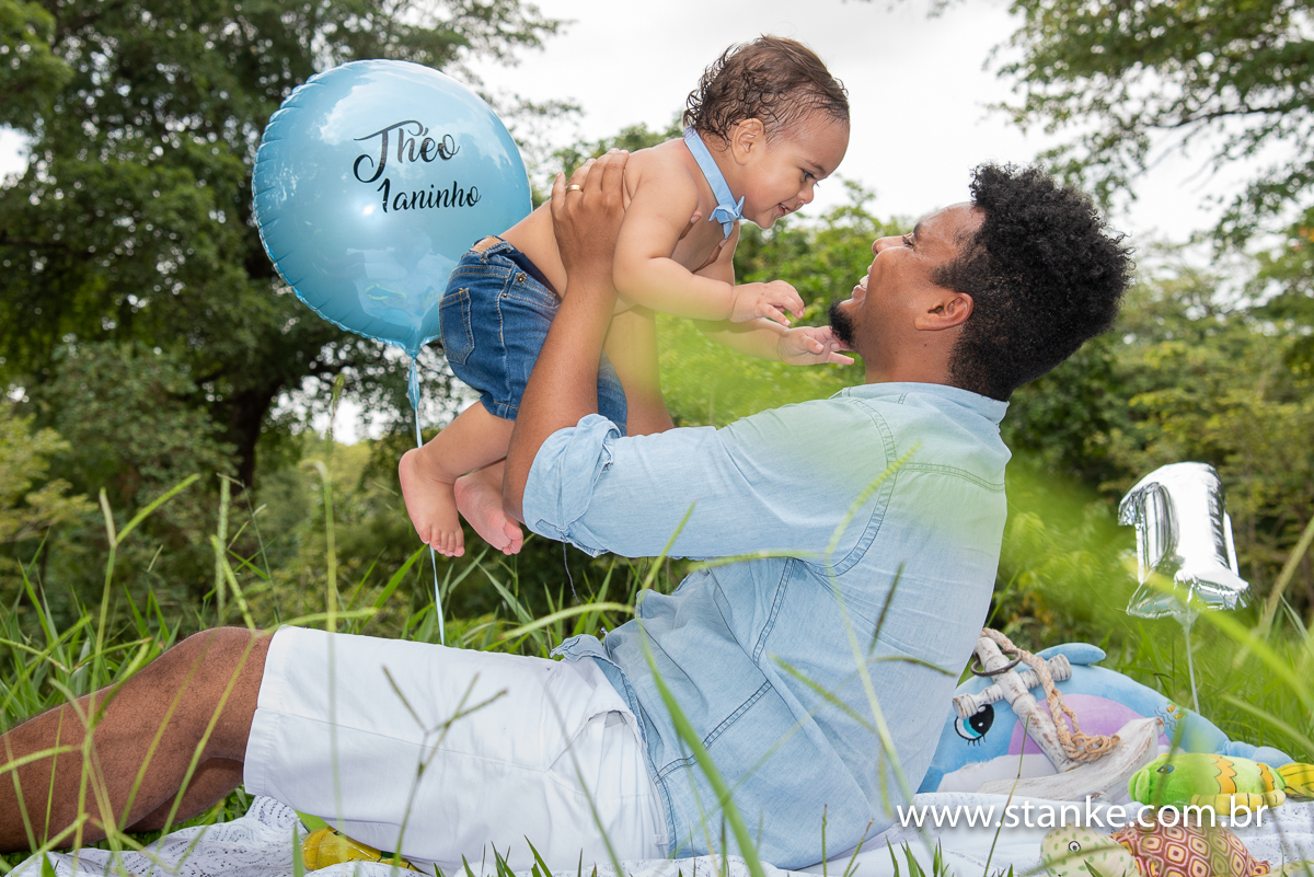 Ensaio do Théo de 1 aninho, papai levantando o Théo no braços para cima e aquele sorriso. Fotos feitas por Pedro Stanke, em Campo Grande-MS.