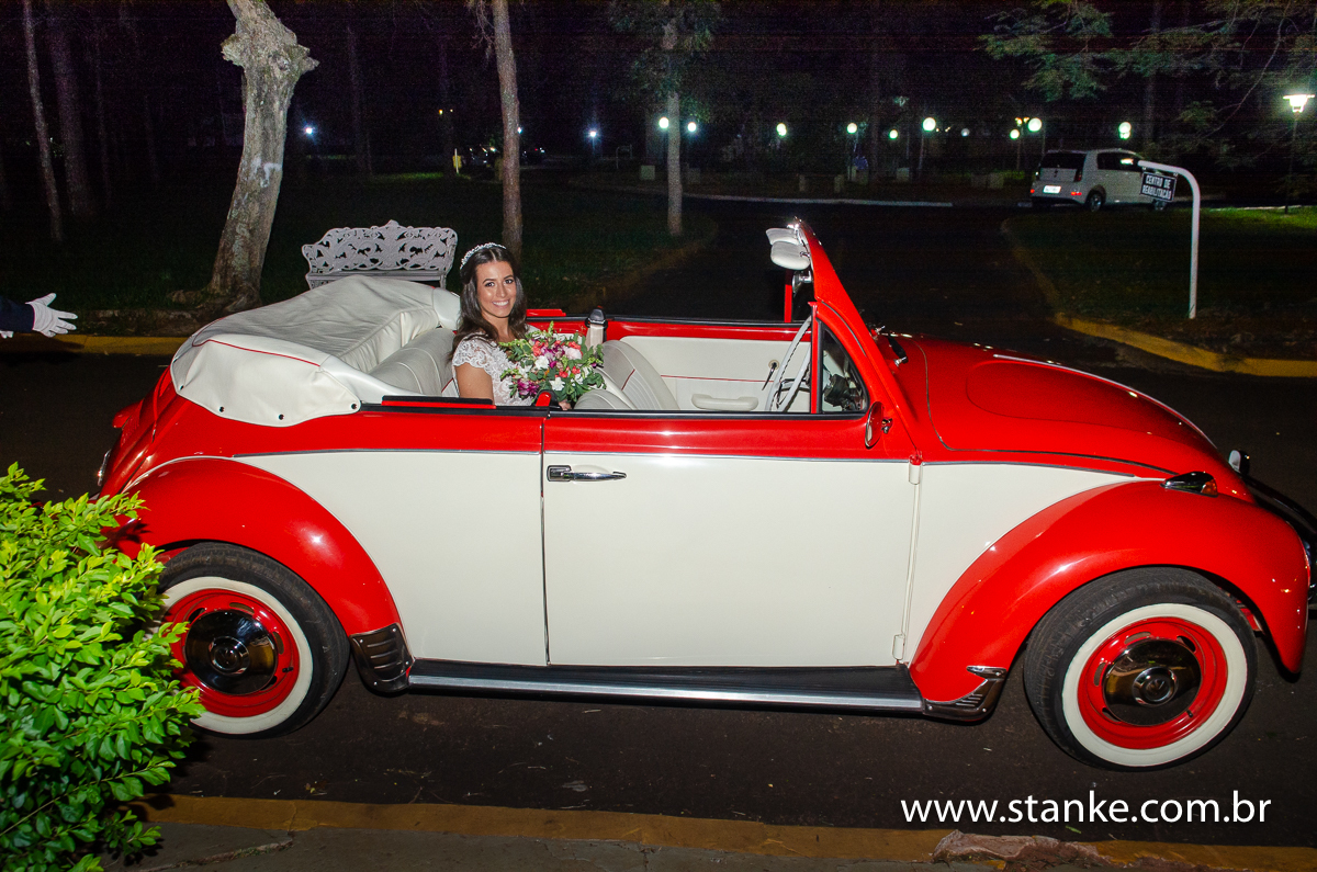 Casamento Raíra e Matheus, a noiva chegando em seu lindo fusca conversível, com todo o charme, na Capela Santa Isabel da Hungria, do Hospital do São Julião, Campo Grande-MS, fotos de Pedro Stanke.