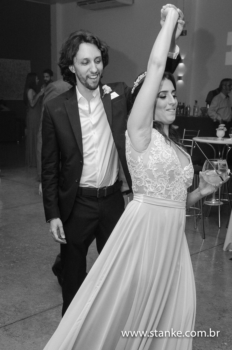 Casamento Raíra e Matheus, os noivos dançando no meio da pista, em preto em branco, no Balada Buffet, Campo Grande-MS, fotos de Pedro Stanke.