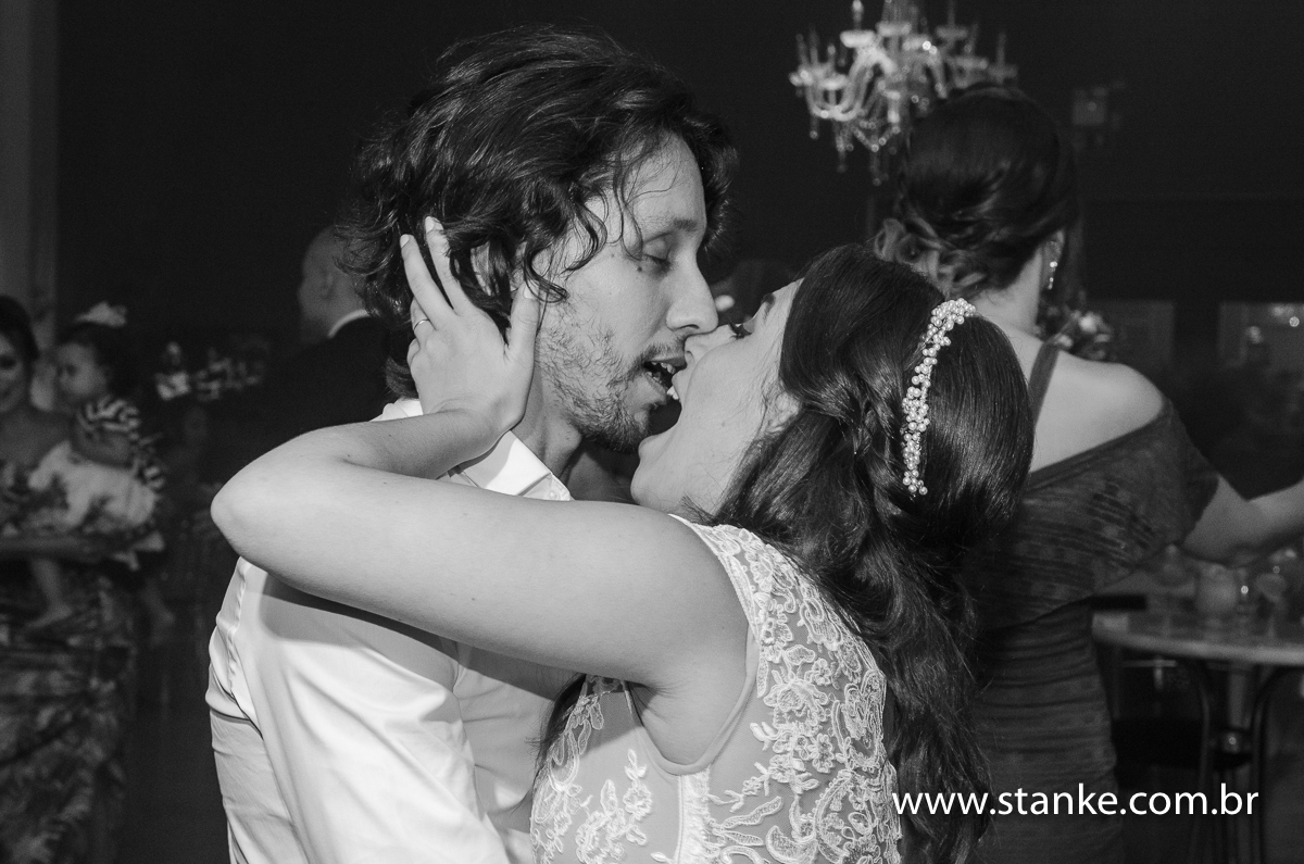 Casamento Raíra e Matheus, os noivos dançando e se mordendo, em preto em branco, no Balada Buffet, Campo Grande-MS, fotos de Pedro Stanke.