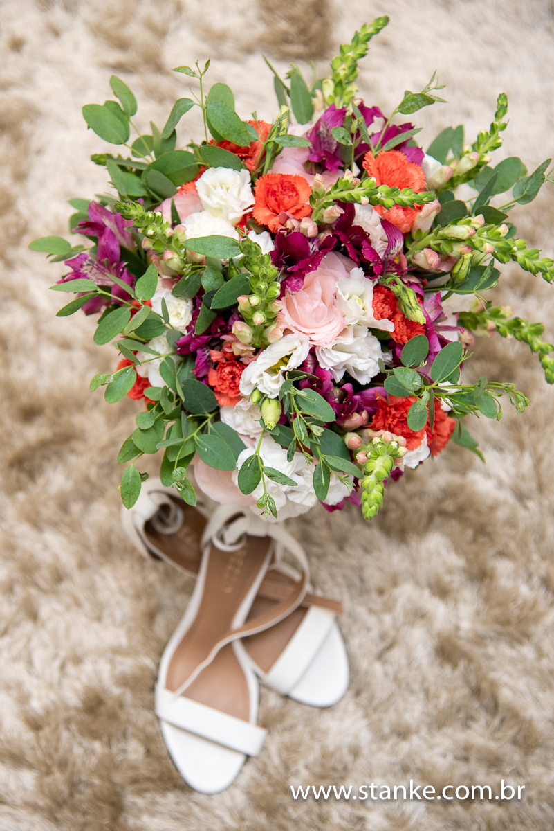 Raíra e Matheus, o buque e sapato da noiva sobre o tapete felpudo. Espaço Depillare, Campo Grande-MS, fotos de Pedro Stanke.